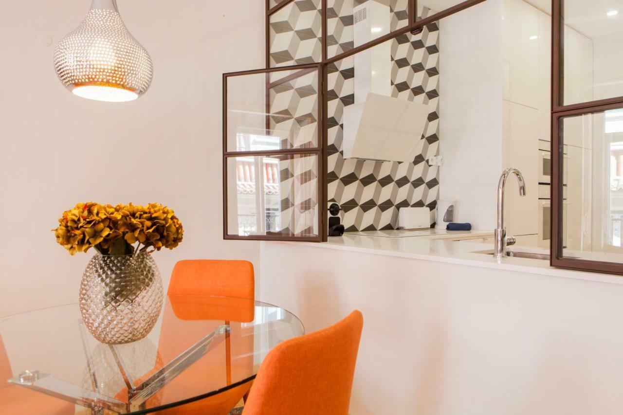 Charming Flat With Balconies Central Chiado District 2 Bedrooms & Ac 19Th Century Building Lisboa Eksteriør billede