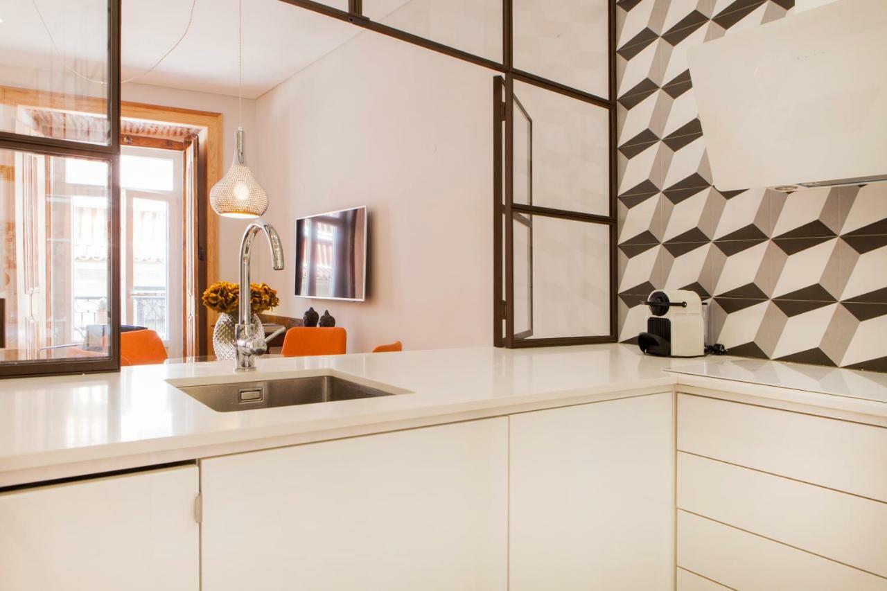 Charming Flat With Balconies Central Chiado District 2 Bedrooms & Ac 19Th Century Building Lisboa Eksteriør billede