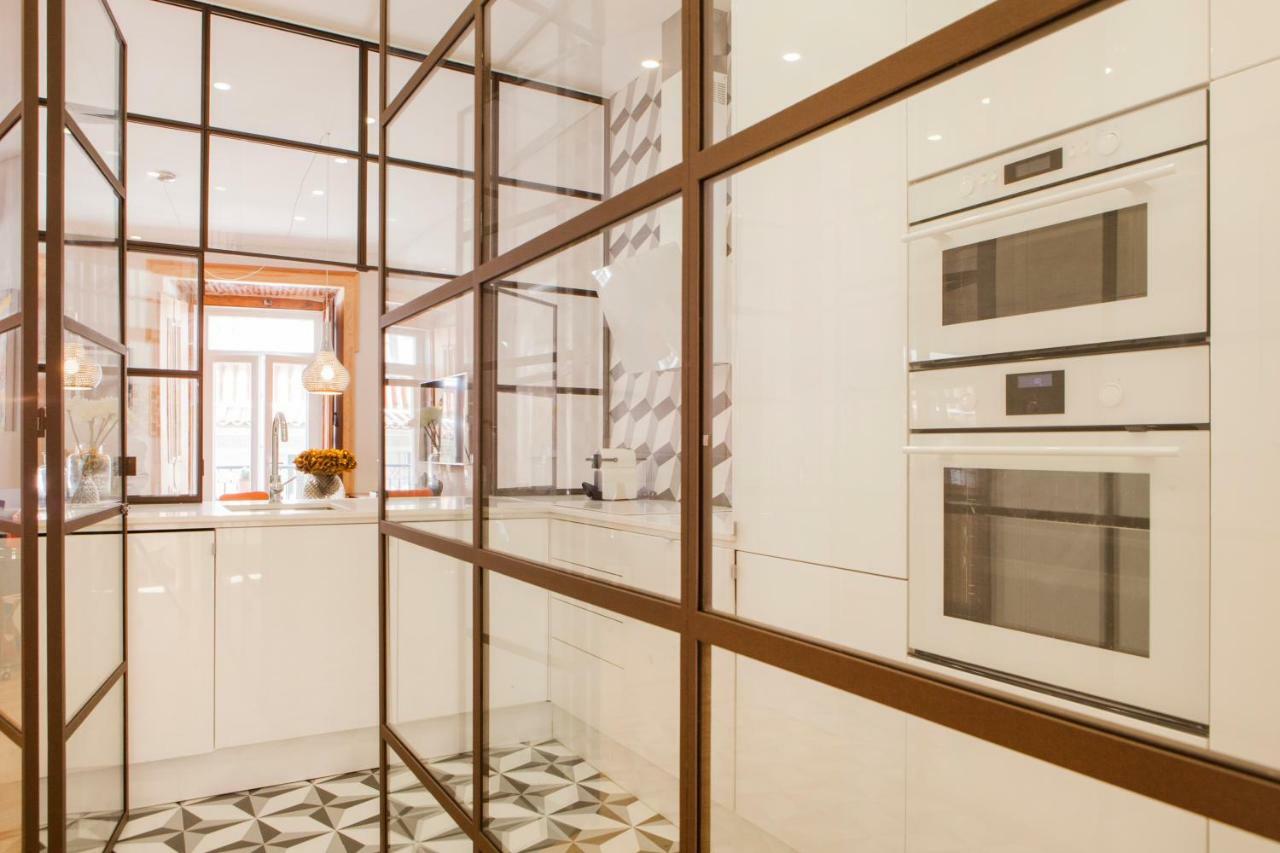 Charming Flat With Balconies Central Chiado District 2 Bedrooms & Ac 19Th Century Building Lisboa Eksteriør billede